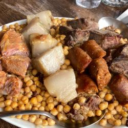 El cocido lebaniego, plato típico que se sirve en El Cenador del Capitán, en Potes.