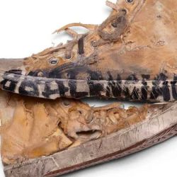 Este año Balenciaga sacó una línea de zapatillas rotas a un precio que rondaba los US$1,850 dólares | Foto:CEDOC