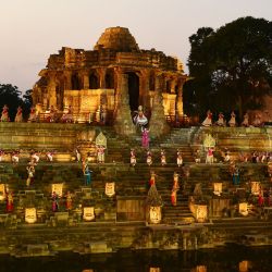 Bailarines folclóricos actúan durante la visita del Secretario General de las Naciones Unidas, Antonio Guterres, en el Templo del Sol en Modhera, en el estado indio de Gujarat. | Foto:SAM PANTHAKY / AFP