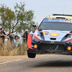 El piloto de Hyundai Shell Mobis WRT, el estonio Ott Tanak, dirige su Hyundai I20 asistido por el estonio Martin Jarveoja durante la primera etapa del Campeonato Mundial de Rallyes FIA Cataluña 2022 en Torrebesses, cerca de Salou. | Foto:PAU BARRENA / AFP