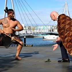 El presidente de la FIFA, Gianni Infantino, acepta un "Warrior Challenge" en la bienvenida oficial a los maoríes, antes de la ceremonia del sorteo de la Copa Mundial Femenina de la FIFA Australia y Nueva Zelanda 2023, en Auckland. | Foto:William West / AFP