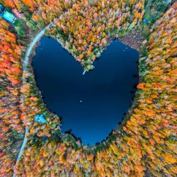 En esta imagen aérea, el lago Baker está rodeado de los colores del otoño cerca de East Bolton, Quebec, Canadá. | Foto:Sebastien St-Jean / AFP
