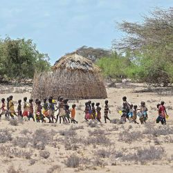 Niños de la comunidad pastoral de Turkana caminan mientras se dirigen a recibir raciones de comida en un punto cercano de distribución de ayuda alimentaria organizada por el Fondo Internacional de las Naciones Unidas para la Educación de los Niños (UNICEF) en la aldea de Nadoto. | Foto:TONY KARUMBA / AFP
