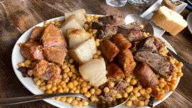 El cocido lebaniego, plato típico que se sirve en El Cenador del Capitán, en Potes.