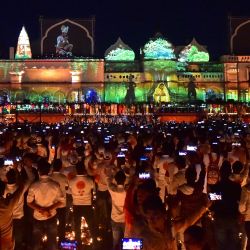 La gente observa un espectáculo de luces a orillas del río Sarayu en la víspera de Diwali, el festival hindú de las luces, en Ayodhya, India. | Foto:SANJAY KANOJIA / AFP