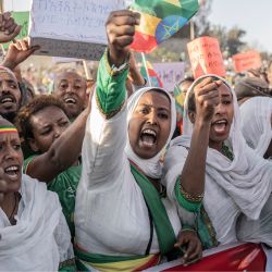 La gente se reúne en Addis Abeba, Etiopía, durante una manifestación en apoyo de las fuerzas armadas de Etiopía. | Foto:Amanuel Sileshi / AFP