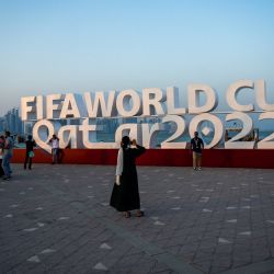 Los visitantes se hacen fotos con un cartel de la Copa Mundial de la FIFA en Doha, antes del torneo de fútbol de la Copa Mundial de la FIFA Qatar 2022. | Foto:Jewel Samad / AFP
