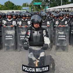 Miembros de la Guardia Nacional Mexicana se encuentran en la frontera entre México y Guatemala durante un operativo conjunto con las autoridades y el Ejército guatemalteco para impedir el cruce de caravanas de migrantes en Ciudad Hidalgo, estado de Chiapas, México. | Foto:AFP