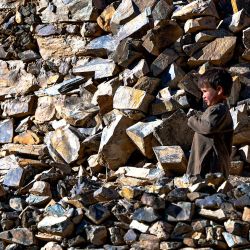 Un niño afgano camina cerca de su casa en el distrito de Sayedabad de la provincia de Maidan Wardak. | Foto:WAKIL KOHSAR / AFP