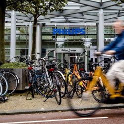 Una foto muestra una entrada en la sede del fabricante holandés de electrónica médica y de consumo Philips en Ámsterdam. | Foto:Sem van der Wal / ANP / AFP