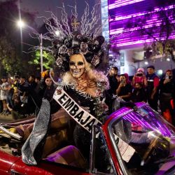 Una mujer vestida como el personaje de La Catrina participa en el Desfile de Catrinas, que conmemora el Día de Muertos, en la Ciudad de México. | Foto:CLAUDIO CRUZ / AFP