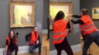 Dos activistas climáticos lanzaron puré de papas a un cuadro de Monet en Alemania
