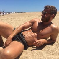 Martín Baclini posó en la playa con una misteriosa mujer y Cinthia Fernández salió al cruce