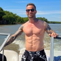 Matías Baclini posó en la playa con una misteriosa mujer y Cinthia Fernández salió al cruce