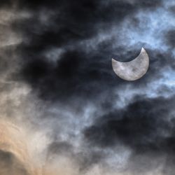 Un eclipse solar parcial visto desde Bucarest, Rumania. | Foto:DANIEL MIHAILESCU / AFP