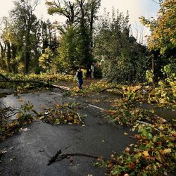 Un residente local camina junto a las ramas caídas Bihucourt, norte de Francia, tras el paso de un tornado por la región. | Foto:Sameer Al-Doumy / AFP