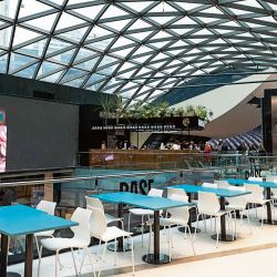 “Base”, un amplio espacio gastronómico con un rooftop de 300 metros cuadrados, lleno de plantas y sillones de madera. | Foto:cedoc