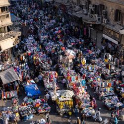 Esta foto muestra una vista de vehículos y peatones en un mercado callejero en la plaza Attaba, en el centro de la capital de Egipto, El Cairo. | Foto:KHALED DESOUKI / AFP