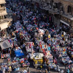 Esta foto muestra una vista de vehículos y peatones en un mercado callejero en la plaza Attaba, en el centro de la capital de Egipto, El Cairo. | Foto:KHALED DESOUKI / AFP