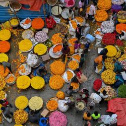 La gente se agolpa en un mercado de flores en la víspera de Diwali, el festival hindú de las luces, en Bangalore, India. | Foto:Manjunath Kiran / AFP