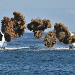 Los vehículos de asalto anfibio de los marines surcoreanos disparan proyectiles de humo para desembarcar en la orilla del mar durante una operación de desembarco como parte de los ejercicios militares anuales Hoguk en Pohang. | Foto:JUNG YEON-JE / POOL / AFP