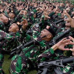 Soldados indonesios participan en un simulacro de seguridad para preparar la Cumbre del G20, en Denpasar, en la isla turística indonesia de Bali. | Foto:SONNY TUMBELAKA / AFP