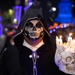 Un hombre participa en el Desfile de Catrinas, que representa al personaje de La Catrina para conmemorar el Día de Muertos, en la Ciudad de México. | Foto:CLAUDIO CRUZ / AFP