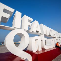 Un hombre posa para las fotos con un cartel de la Copa Mundial de la FIFA en Doha, antes del torneo de fútbol de la Copa Mundial de la FIFA Qatar 2022. | Foto:Jewel Samad / AFP