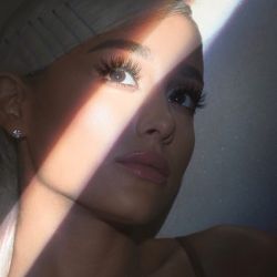 Ariana Grande cambió de look: Qué es el 'crochet blonde', la nueva tendencia entre las celebridades 