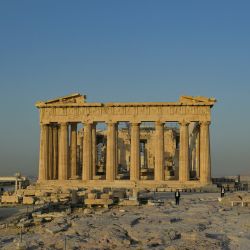 Esta fotografía muestra el templo del Partenón mientras el canciller alemán Olaf Scholz visita la Acrópolis en Atenas. | Foto:LOUISA GOULIAMAKI / AFP