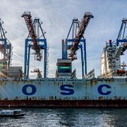 El buque portacontenedores "COSCO Pride" de China COSCO Shipping Corporation es descargado en la terminal de contenedores Tollerort, propiedad de HHLA, en el puerto de Hamburgo, al norte de Alemania. | Foto:Axel Heimken / AFP