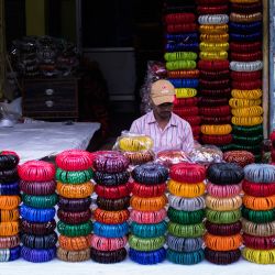 En esta foto un vendedor de brazaletes de cristal espera a los clientes en un mercado mayorista de brazaletes en Firozabad. - La ciudad industrial india de Firozabad lleva más de 200 años fabricando brazaletes de cristal y suministrando millones de estos brazaletes ornamentales, que llevan las mujeres en su vida diaria y que se venden como regalo en festivales como Diwali y las bodas, por toda la India. | Foto:XAVIER GALIANA / AFP