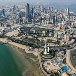 Esta foto muestra una vista aérea de las emblemáticas Torres de Kuwait y el cabo Ras al-Ard de la ciudad de Kuwait con vistas a las aguas del Golfo. | Foto:YASSER AL-ZAYYAT / AFP