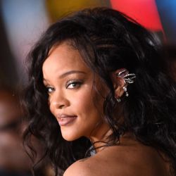 La cantante de Barbados Rihanna llega al estreno mundial de "Black Panther: Wakanda Forever" en el Dolby Theatre de Hollywood, California. | Foto:VALERIE MACON / AFP