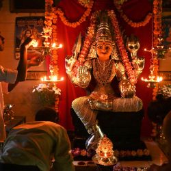 Los devotos ofrecen oraciones durante el festival hindú de Diwali en un templo en Yangon, Myanmar. | Foto:AFP