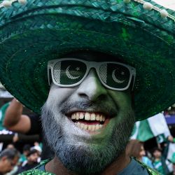 Un aficionado pakistaní anima durante el partido de cricket de la Copa del Mundo Twenty20 masculina 2022 entre India y Pakistán en el Melbourne Cricket Ground (MCG) en Melbourne. | Foto:MARTIN KEEP / AFP