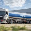 Camión Scania G410 6×2 a GNC que transportará combustibles YPF. 