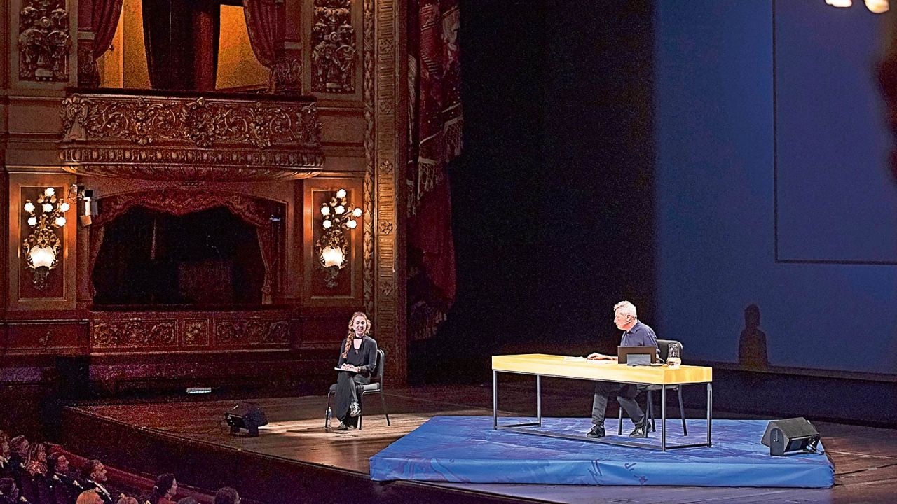 ALESSANDRO BARICCO. Y una traductora, ambos con micrófonos inalámbricos, en nuestro esplendido teatro Colón. | Foto:cedoc