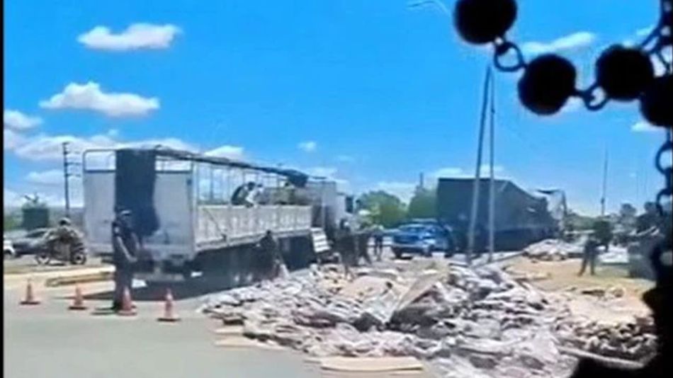20221027 La rotonda de Córdoba donde volcaron una camioneta y un camión con fernet y cola
