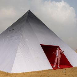 El fotógrafo y artista callejero francés JR posa ante su obra "Inside Out Giza", en la necrópolis de las pirámides de Giza durante la segunda edición de la exposición Art D'Égypte "Forever is Now". | Foto:KHALED DESOUKI / AFP