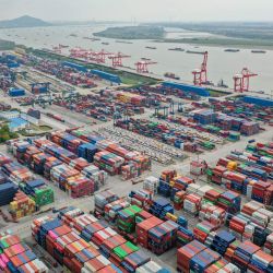 Esta foto aérea muestra contenedores apilados en un puerto de Nanjing, en la provincia oriental china de Jiangsu. | Foto:AFP