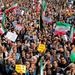 Los iraníes se manifiestan en la capital, Teherán, para denunciar un tiroteo masivo en un santuario clave que mató a más de una docena de fieles. | Foto:AFP