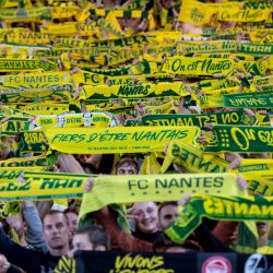 Los seguidores del Nantes sostienen pancartas durante el partido de fútbol del Grupo D de la UEFA Europa League entre el FC Nantes y el Qarabag FK en el estadio The Beaujoire en Nantes, oeste de Francia. | Foto:SEBASTIEN SALOM-GOMIS / AFP