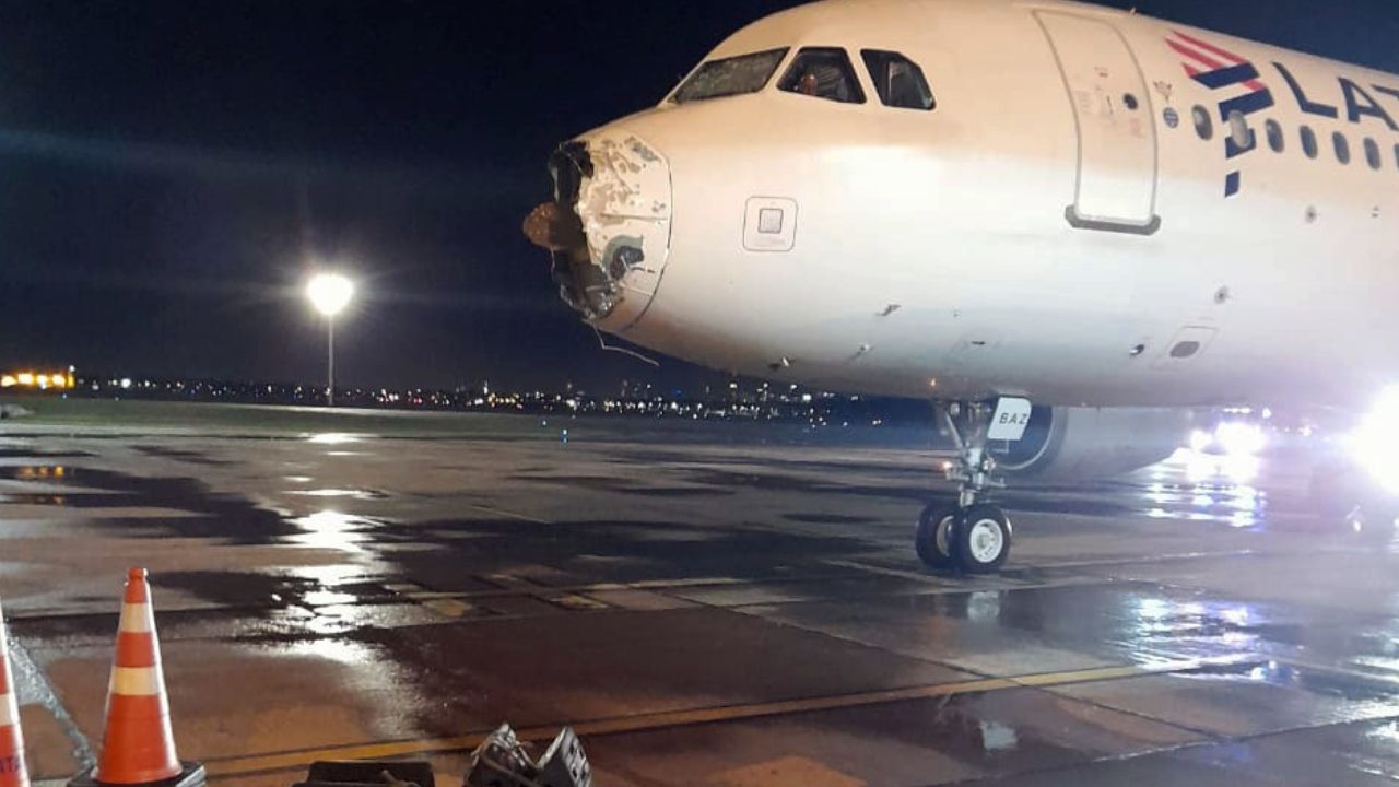 El avión de Latam dañado tras atravesar una fuerte tormenta.  | Foto:CEDOC