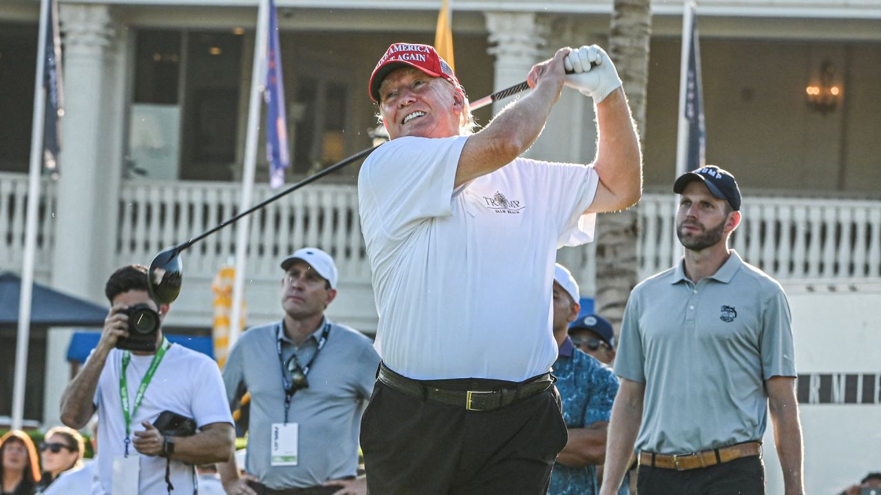 El ex presidente de los Estados Unidos, Donald Trump, realiza un tee durante una visita un día antes del LIV Golf Invitational Miami 2022 en el club de golf Trump National Doral Miami en Miami, Florida. | Foto:Giorgio Viera / AFP