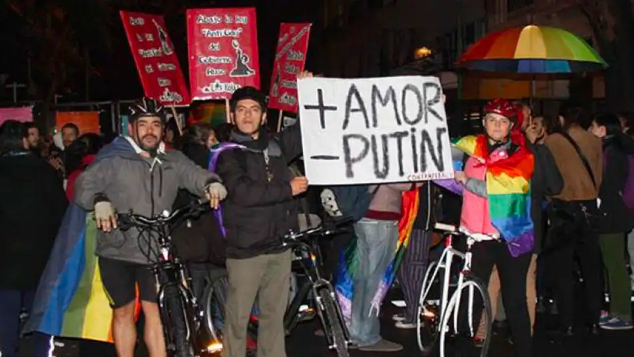 En 2014, militantes LGBT se manifestaron en contra de Vladimir Putin en Argentina, cuando el mandatario venía a reunirse con Cristina Kirchner. | Foto:CEDOC