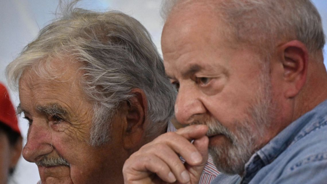 Brazilian former President (2003-2010) and candidate for the leftist Workers Party (PT) Luiz Inácio Lula da Silva (R) gestures next to Uruguay's former president Jose Mujica during a campaign rally in Sao Paulo, Brazil, on October 29, 2022.