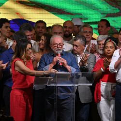 El presidente electo por el izquierdista Partido de los Trabajadores (PT) Luiz Inacio Lula da Silva habla tras ganar la segunda vuelta de las elecciones presidenciales, en Sao Paulo, Brasil. | Foto:NELSON ALMEIDA / AFP