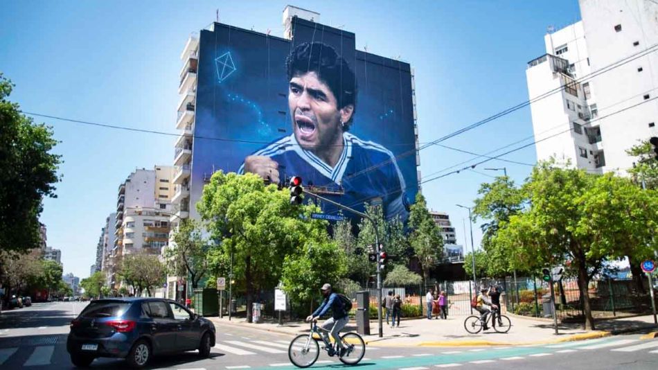  20221030_maradona_mural_constitucion_telam_g