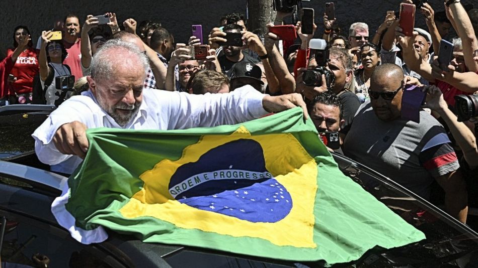 Lula da Silva, llegando a votar en la segunda vuelta en San Pablo.